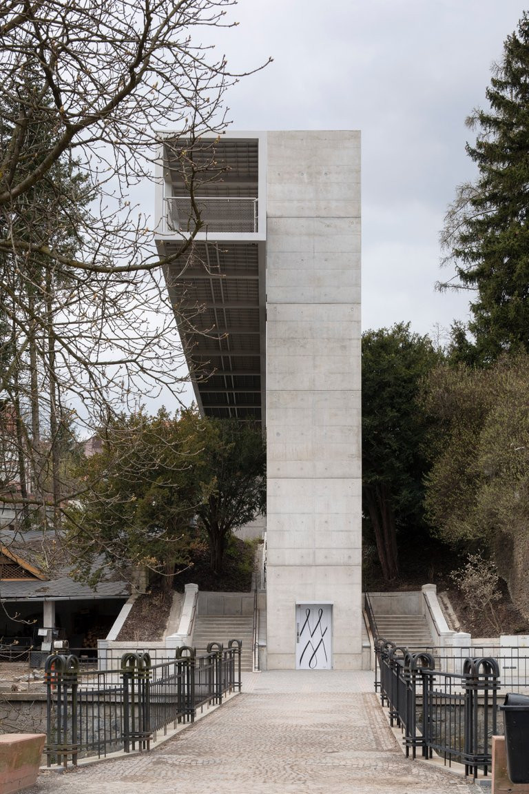 Nová lávka s výtahem v Litomyšli nahrazuje původní nadchod z roku 1981, zajišťuje pěší bezbariérové spojení od MÚ do centra města přes rušnou silnic. EHL & KOUMAR ARCHITEKTI s.r.o., realizace 2022