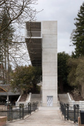 Nová lávka s výtahem v Litomyšli nahrazuje původní nadchod z roku 1981, zajišťuje pěší bezbariérové spojení od MÚ do centra města přes rušnou silnic. EHL & KOUMAR ARCHITEKTI s.r.o., realizace 2022