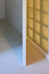 Na podlaze našlo uplatnění marmoleum. (Byt v paneláku od hurá studio)