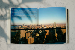 Publikace A High-rise Panorama of Manhattan, Andi Schmied.