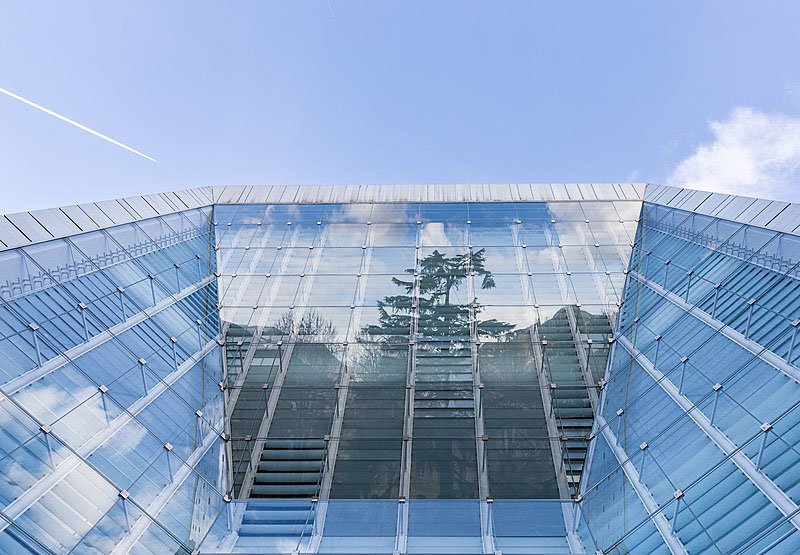 Bolzano si drží charakter historického města, a tak v něm moderní stavby uvidíte spíš zřídka. Nejblíže centru je muzeum moderního umění, tak zvaný New Museion.