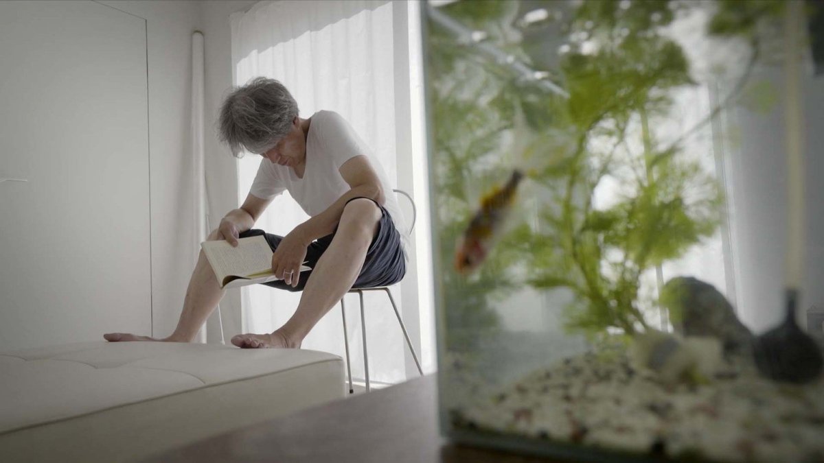 Yasuo Moriyama ve svém domě v Tokiu od architekta Ryue Nishizawy, snímek z dokumentu Moriyama-san