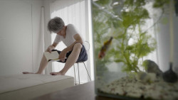 Yasuo Moriyama ve svém domě v Tokiu od architekta Ryue Nishizawy, snímek z dokumentu Moriyama-san