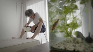 Yasuo Moriyama ve svém domě v Tokiu od architekta Ryue Nishizawy, snímek z dokumentu Moriyama-san