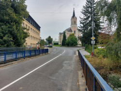 Nástavba základní školy Vidče vyřešila nedostatek prostor pro výuku. Pracuje s kontrastem mezi tmavou současnou vrstvou a původní světlou fasádou z 80. let.