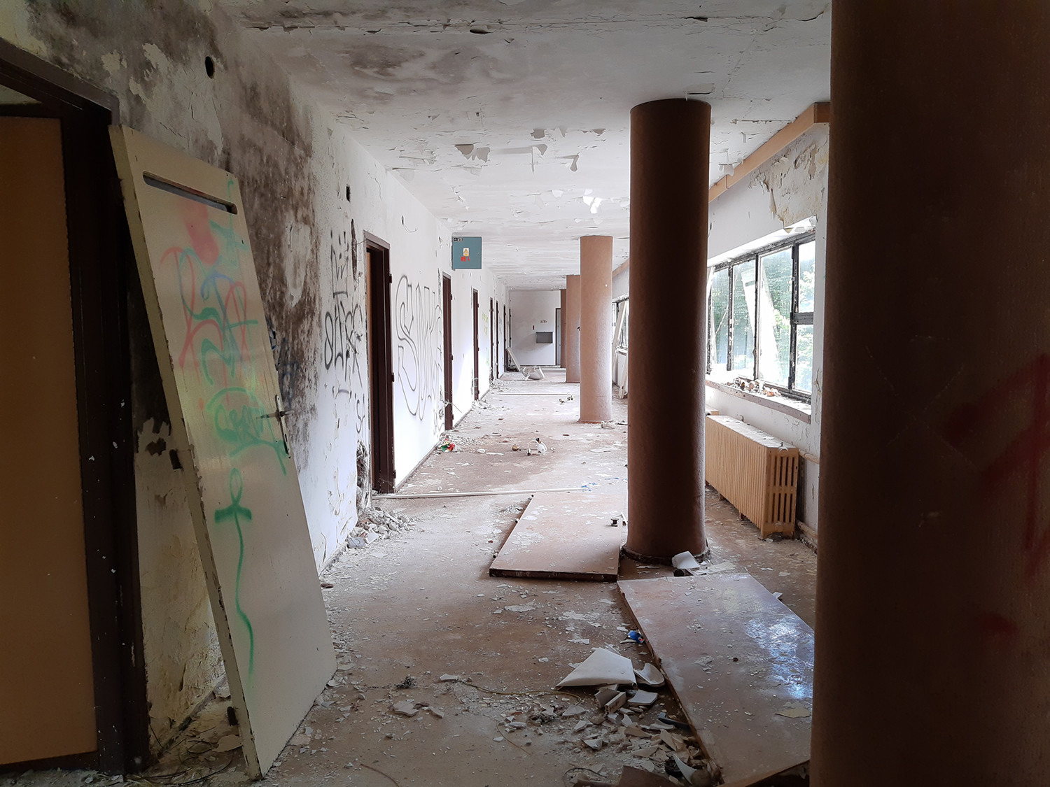 Dnes jsou interiéry Machnáče již bez původního vybavení, zůstalo ale několik originálních prvků, jako například okna