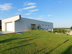 Dům s rampou, Prokš Přikryl: Poetickým prvkem jinak strohé vstupní fasády s garáží, je betonový chrlič vody doplňující figuru domu