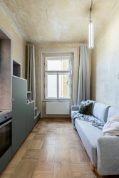 Vršovická dvojčata, Studio Reaktor: „žluťák“ se vyznačuje světlými odstíny – béžovou, zelenou a šedou v kombinaci s průsvitným prosklením