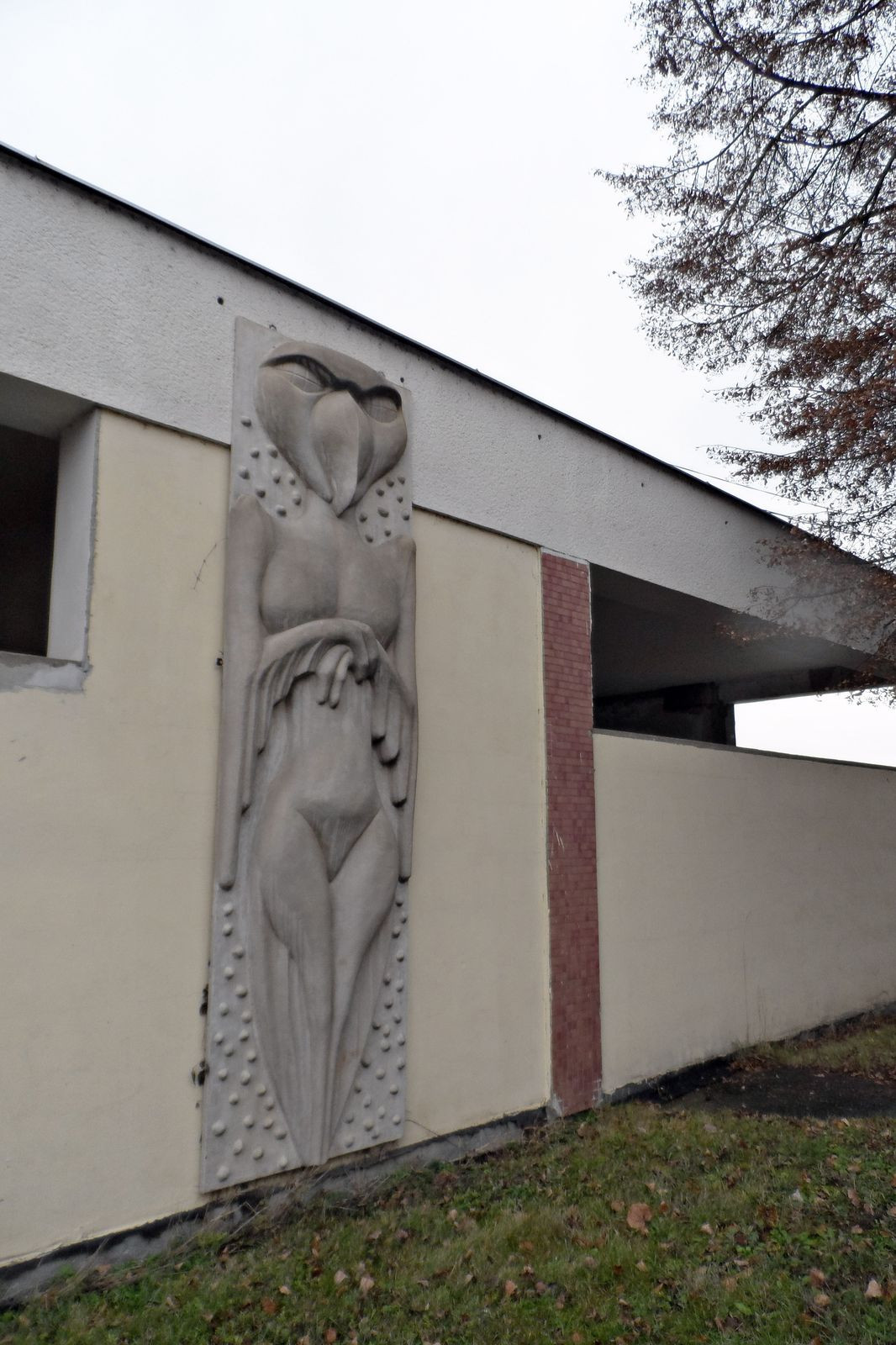 Detail plastiky ženy s ptačí hlavou od neznámého autora