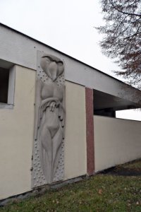 Detail plastiky ženy s ptačí hlavou od neznámého autora