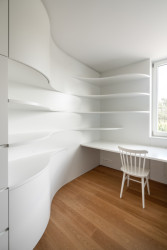 Pracovní místo bez rohů - i tady se opakuje organické tvarování (Interiér domu Ke Káčatům v Brně, studio AEIOU)