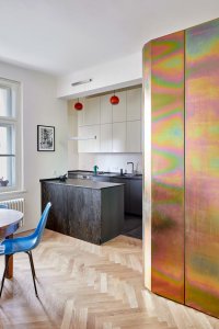 Rekonstrukce bytu v Praze-Nuslích, studio Collarch: Jedním z cílů bylo, aby se přirozené světlo dostalo do všech místností