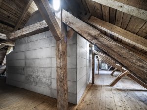 Betonový sál funguje jako samostatný dům. Kromě hydroizolačních vlastností, které zajišťuje stávající střecha, splňuje všechny tepelně-technické parametry