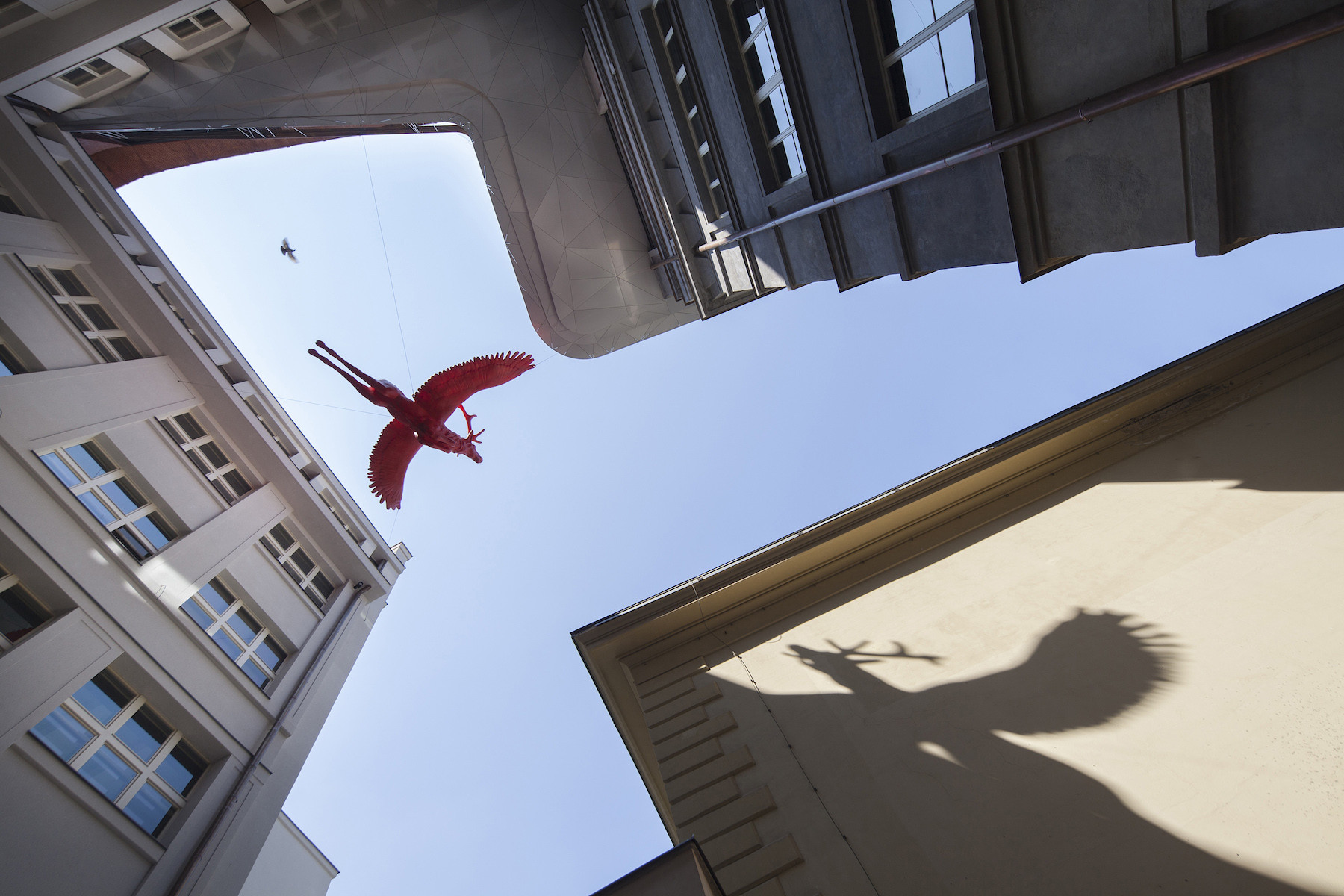 Uličku sv. Huberta zdobí sochy létajících jelenů.