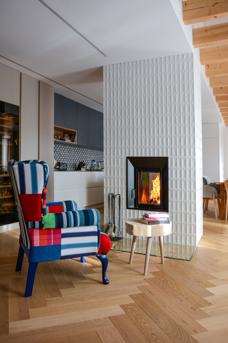 Série kamen Exposi, která vznikla ve spolupráci akademického sochaře Davida Exnera, kachlové manufaktury K&K Poker a německého výrobce topenišť Brunner.