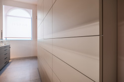 Součástí interiérů jsou také sejfy. To, jak se projevují do interiéru, vzešlo také ze spolupráce Martiny Krtičkové a SYMA Living.