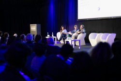 Na ARCHITECT@WORK v Praze se bude přednášet o konceptu co-living, přírodních domech, klientských přístupech, udržitelných rekonstrukcích a dalších tématech.