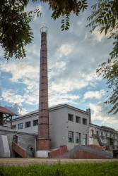 Kocanda Kravsko, ORA: Hlavní vstup do areálu vede v blízkosti komína