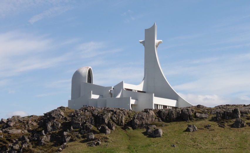 Kostel Stykkishólmskirkja, architekt Jóne Haraldsson, dokončen 1990