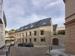 Má sokl i římsu, o kterých Jan Nedvěd říká, že jsou „negativní“, tedy že z fasády nevystupují ven, jak je to u těchto prvků nejčastější, ale jsou zatlačené směrem dovnitř. (Rezidence Gotthardská v Praze, NEDVEDARCHITETI)