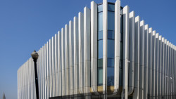 Na fasádu bylo použito sklo AGC s protisluneční ochranou Stopray Ultraselect 60/28 on Clearvision. (Administrativní budova BNP Paribas Fortis Montagne du Parc v Bruselu)