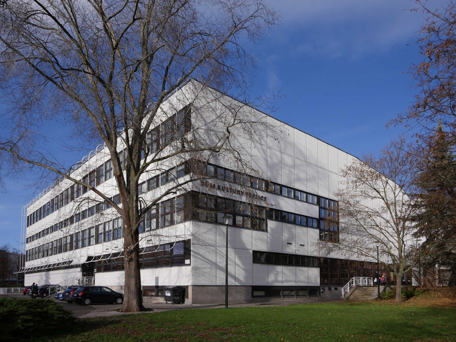 Kulturní dům s lázeňskou kolonádou v Teplicích, čp. 2950 (Karel Hubáček, Michael Brix, Martin Rajniš ad., 1977–1986) Divadlo pracujících Most, čp. 15 (Ivo Klimeš, 1979–1985) © Petr Vorlík