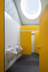 Pohled do hygienického zázemí (Zázemí sportovního klubu ve Studenci, ateliér CHRAMA)