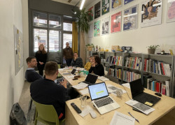 Rozhodování poroty na jejím prvním zasedání k výběru účastníků soutěže,