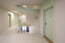 Na Julisce stojí tři nové bytové domy. Navrhlo je studio bod architekti.