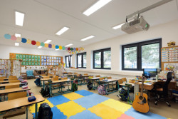 Celá škola má světlou výšku 3 metry.