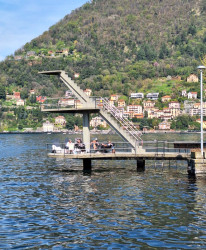 Modernistické sportoviště hned vedle pomníku