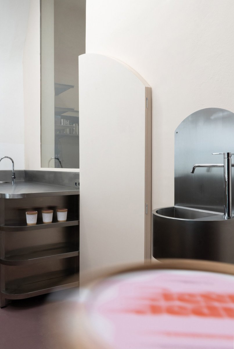 Interiér zmrzlinárny v Brně od architektky Barbory Kudelové