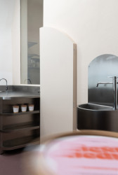 Interiér zmrzlinárny v Brně od architektky Barbory Kudelové