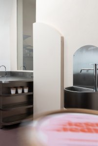 Interiér zmrzlinárny v Brně od architektky Barbory Kudelové