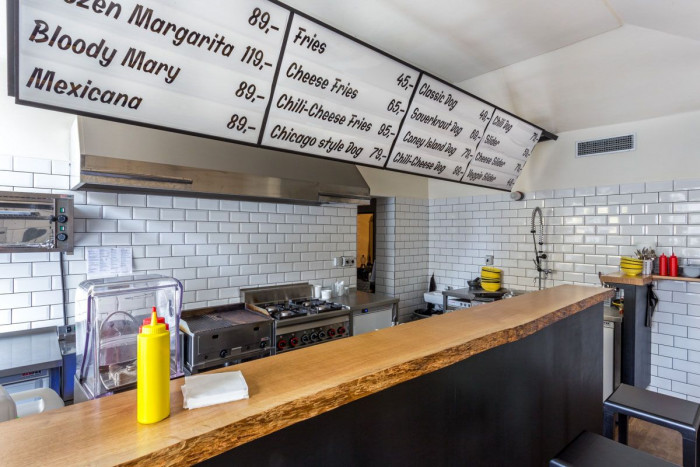 0,5 studio, Mr.HotDoG - Struktura dřeva vynikne zejména na masivní desce baru - foto