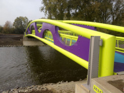 Naopak příkladem ignorace je loni postavená lávka přes Ohři v Karlových Varech. Navrhl ji autorizovaný inženýr v oborech dopravní stavby a městské inženýrství a sklidil za to kritiku architektů a posměch veřejnosti. Fanoušek organické architektury a Jana Kaplického nepovažoval za nutné k tvorbě přizvat skutečného architekta / Ing. Ota Řezanka, Lávka přes Ohři v Karlových Varech – foto