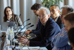 Členem poroty je i Kees Christiaanse, holandský architekt a urbanista, který navrhnul například slavné HafenCity v Hamburku