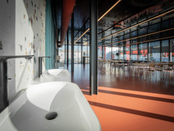 Mjölk architekti ve spolupráci s interiérovou designérkou Jitkou Třmínkovou navrhli jídelnu děčínské firmy RYKO.