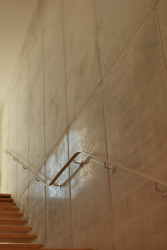 Rodinný dům u Pardubic, 0,5 Studio: Stěna ze surového betonu je jediným těžkým prvkem interiéru, jež posazuje dům „pevně na zem“