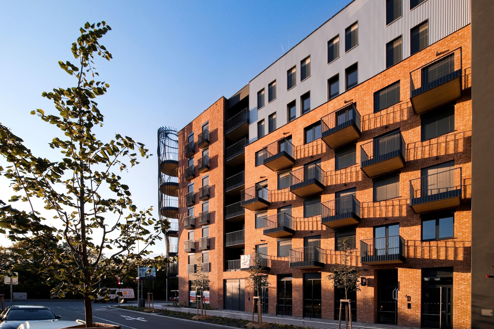 Na fasádách komplexu Lihovar najdeme různé typy cihelných pásků. Přispívají k rozmanitosti.