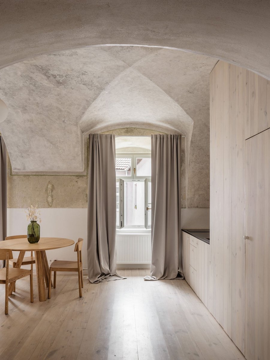 Chátrající klášter v Rožnavě se rozhodl zachránit místní spolek OZ Kláštor. (Sadovsky & Architects, Apartmány v Rožnavě)