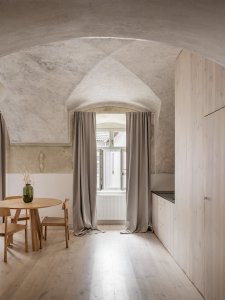 Chátrající klášter v Rožnavě se rozhodl zachránit místní spolek OZ Kláštor. (Sadovsky & Architects, Apartmány v Rožnavě)