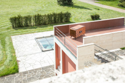 Od 8. 6. do 31. 8. 2023 bude Volmanova vila v Čelákovicích hostit výstavu českého designéry Jindřicha Halabaly