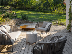 Na zahradě venkovského stavení najdete slunnou terasu s vodním prvkem, ale i posezení ukryté ve stínu pod korunou ořešáku.