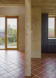 Za schodištěm v přízemní části je ukrytá také koupelna a východ na venkovní terasu. (Casa De Mi Luna, Studio Circle Growth)