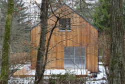 System Recovery Architects - Domek mezi lesy: I na malé ploše nabízí chata velkorysost