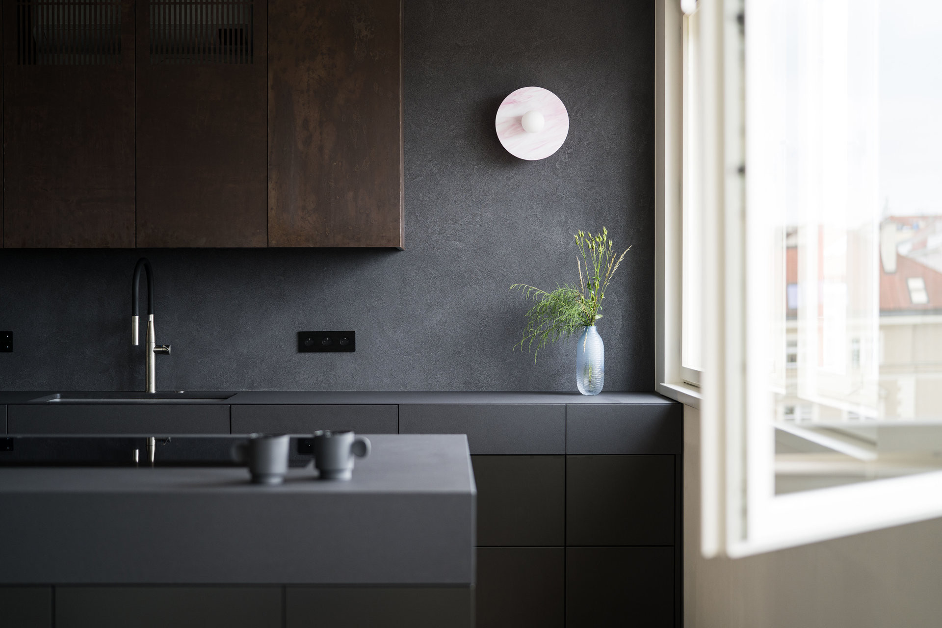 Doplňují se barvy, textury i povrchy. (Rekonstrukce bytu na Vinohradech, Obliqo )