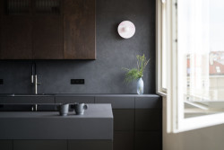 Doplňují se barvy, textury i povrchy. (Rekonstrukce bytu na Vinohradech, Obliqo )