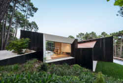 Ateliér Aranguren & Gallegos navrhl dům složený z "boxů". Nachází se nedaleko španělského Madridu a nabízí cenné výhledy na tamější baziliku.