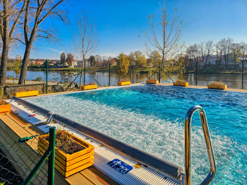 Krytý bazén a wellness centrum v Nymburce propojuje sportovní plavání, rodinnou rekreaci a relaxaci v moderním městském areálu.